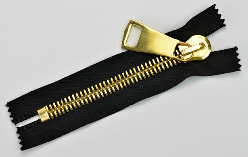The color of the zipper tape and the color of the clothing fabric should tend to be the same