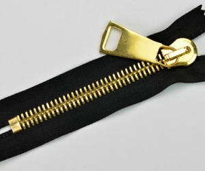 The color of the zipper tape and the color of the clothing fabric should tend to be the same